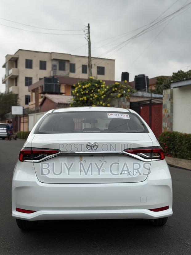 Toyota Corolla Hybrid LE 2025 White · Photo 2