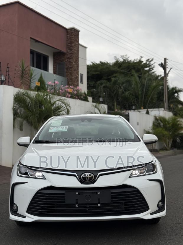 Toyota Corolla Hybrid LE 2025 White · Photo 1