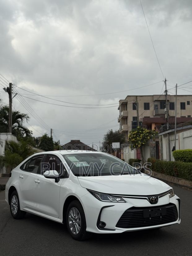 Toyota Corolla Hybrid LE 2025 White · Photo 3