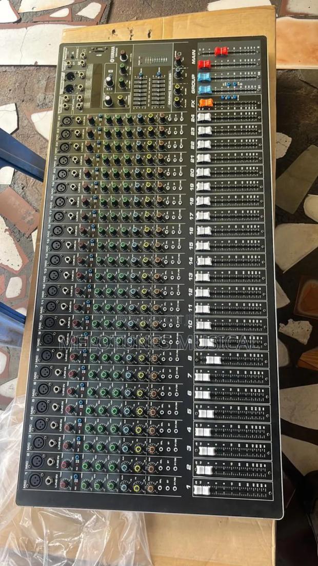 Yamaha SMX-2400 24channel Professional Mixer · Photo 4