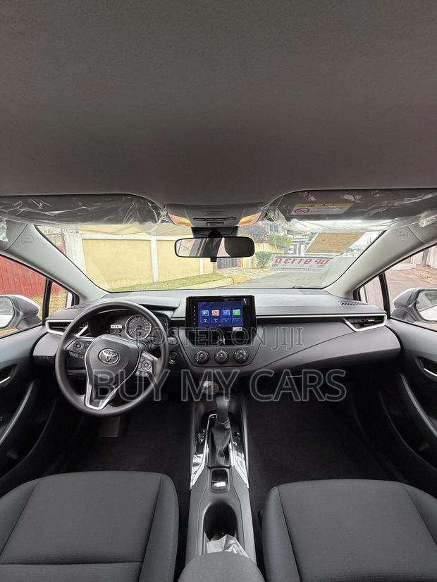 Toyota Corolla Hybrid LE 2025 White · Photo 4