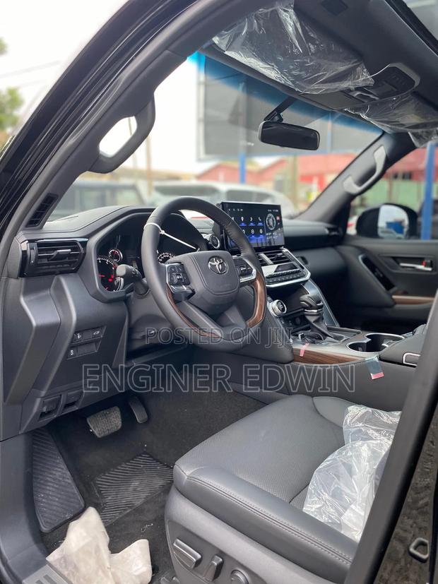 New Toyota Land Cruiser LC300 2025 Black photo 5