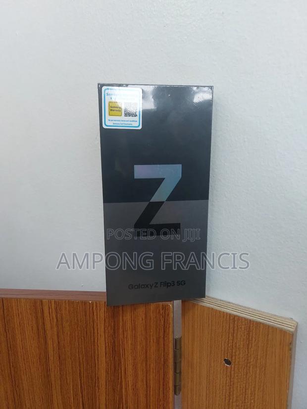 New Samsung Galaxy Z Flip3 5G 128 GB Rose Gold · Photo 3