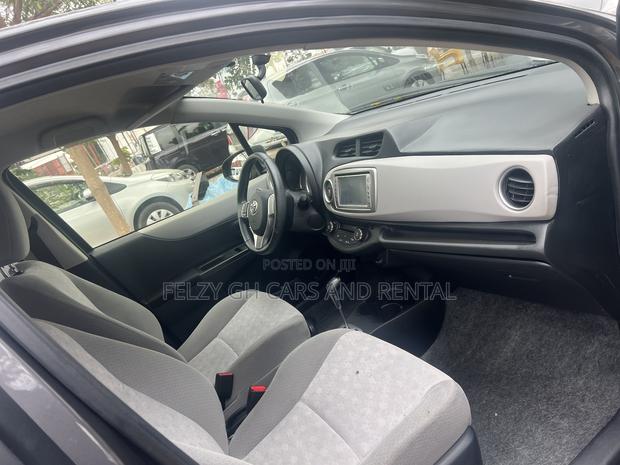 Toyota Vitz 1.0 FWD 5dr 2013 Gray photo 4