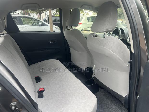 Toyota Vitz 1.0 FWD 5dr 2013 Gray photo 5