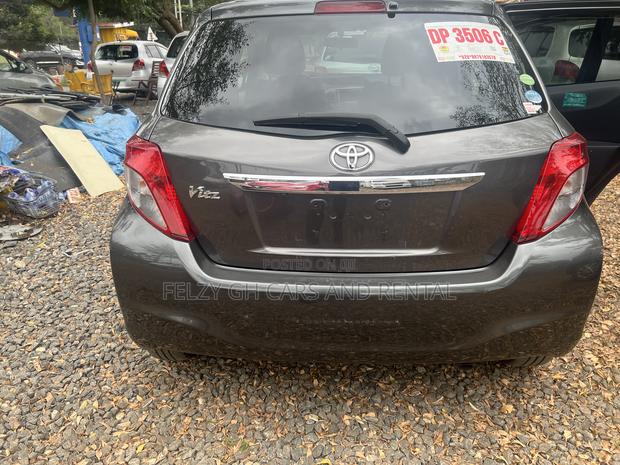 Toyota Vitz 1.0 FWD 5dr 2013 Gray photo 3