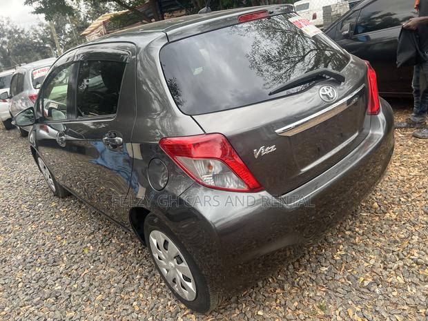 Toyota Vitz 1.0 FWD 5dr 2013 Gray photo 2