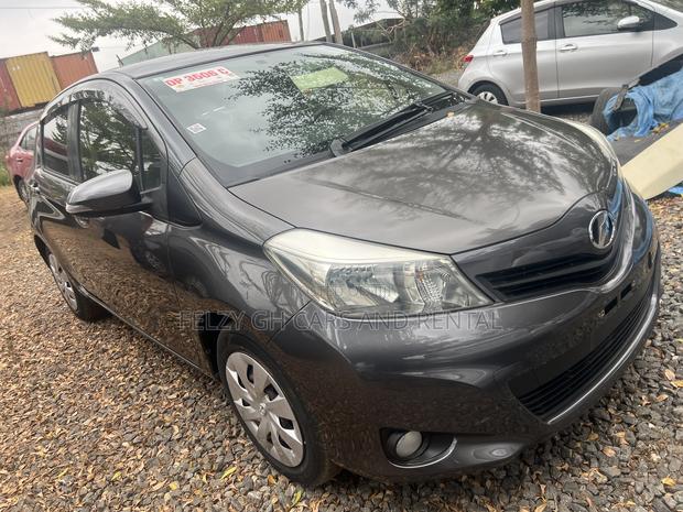 Toyota Vitz 1.0 FWD 5dr 2013 Gray photo 7