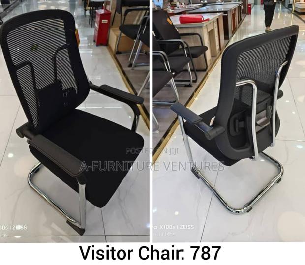 Comfortable Visitors Chair · Photo 2