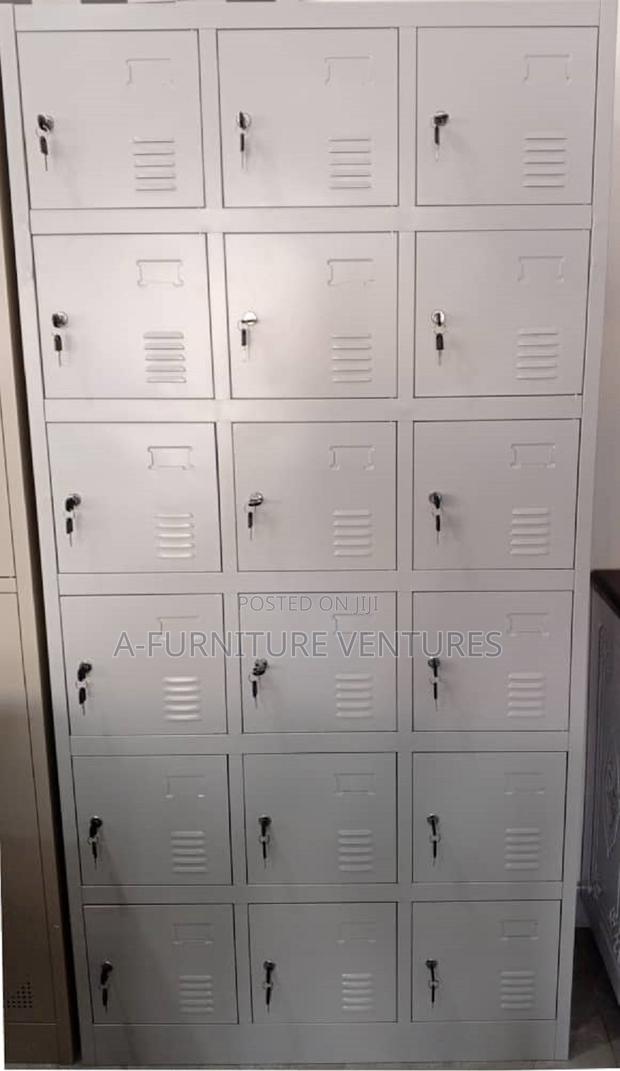 18 Doors Cabinet · Photo 2