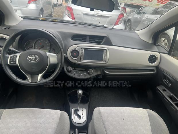 Toyota Vitz 1.0 FWD 5dr 2013 Gray photo 6