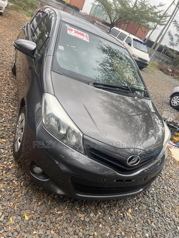 Toyota Vitz 1.0 FWD 5dr 2013 Gray photo 8