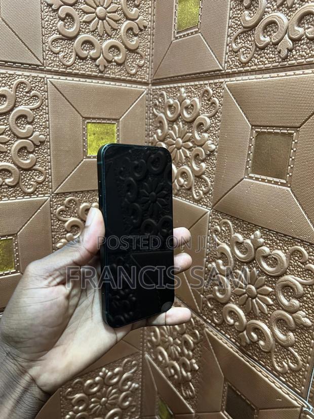 Apple iPhone 13 128 GB Green · Photo 4