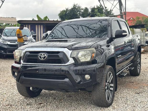 Toyota Tacoma 2013 Black photo 2