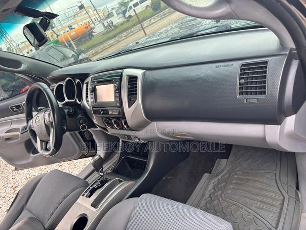 Toyota Tacoma 2013 Black photo 4