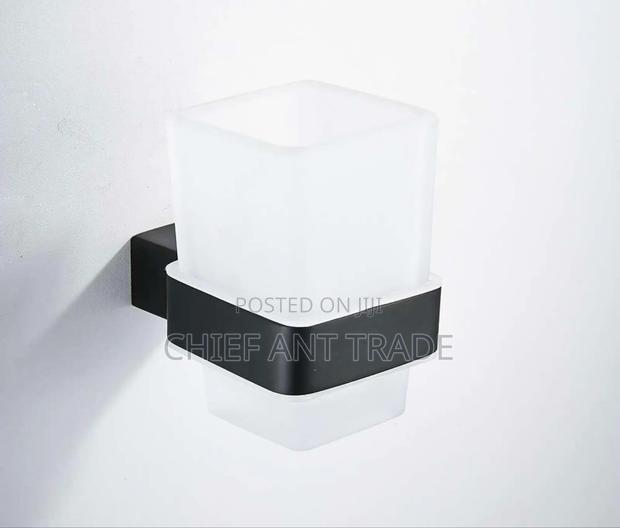 Solid Tooth Brush Holder · Photo 2