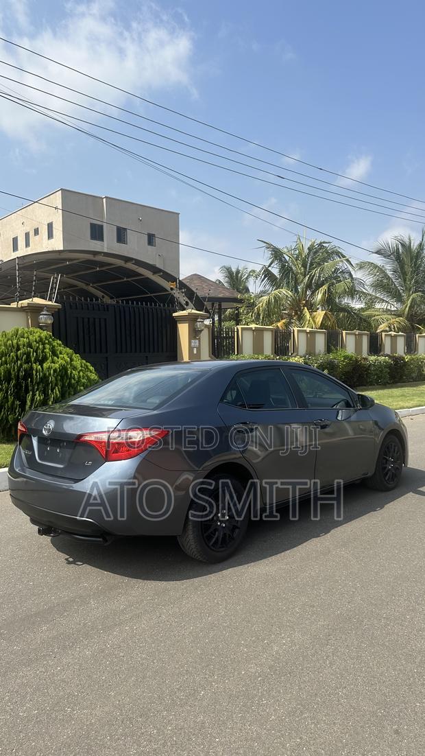 Toyota Corolla 2017 Gray · Photo 2