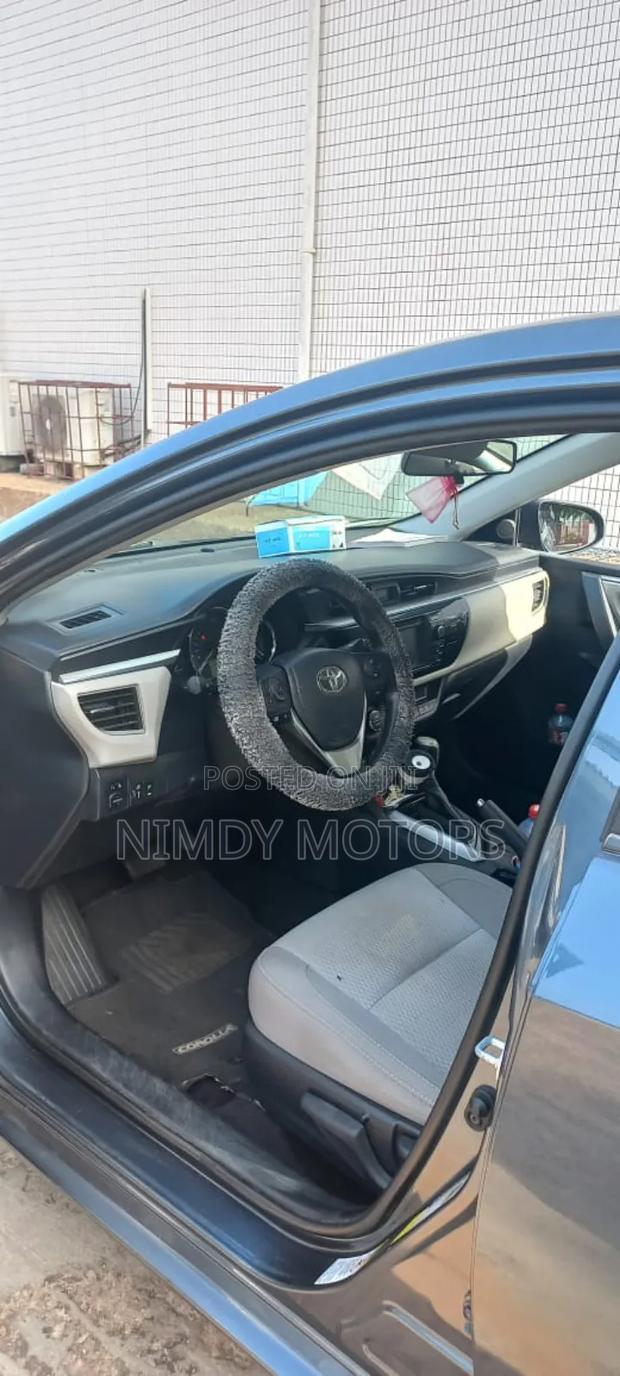 Toyota Corolla LE 4dr Sedan (1.8L 4cyl CVT) 2016 Gray photo 2