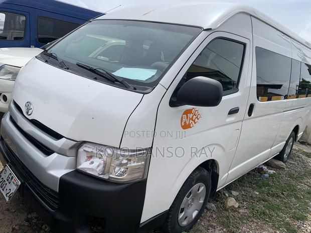 Toyota HiAce 2016 White photo 4