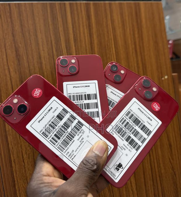 Apple iPhone 13 128 GB Red photo 2