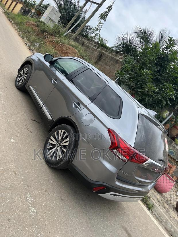 Mitsubishi Outlander SE FWD 2019 Gray