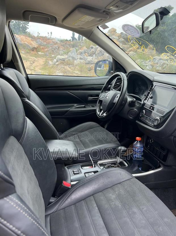 Mitsubishi Outlander SE FWD 2019 Gray