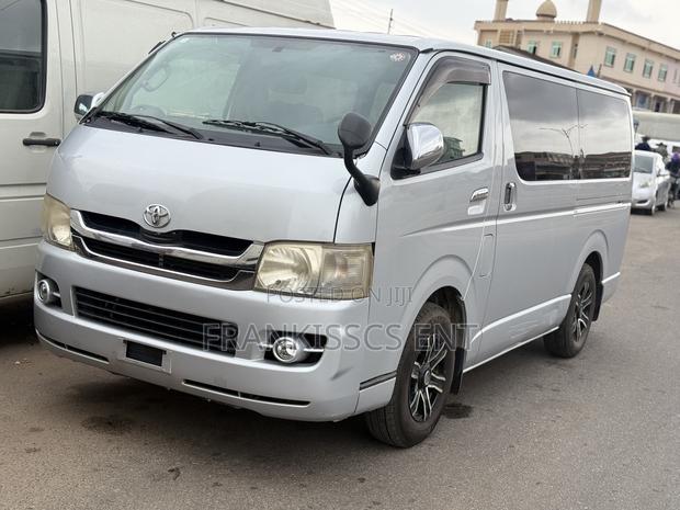 Toyota HiAce 2010 Grey photo 2