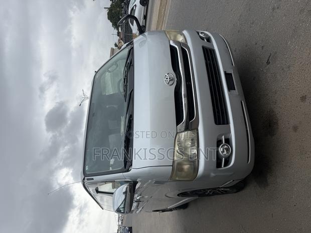 Toyota HiAce 2010 Grey photo 4