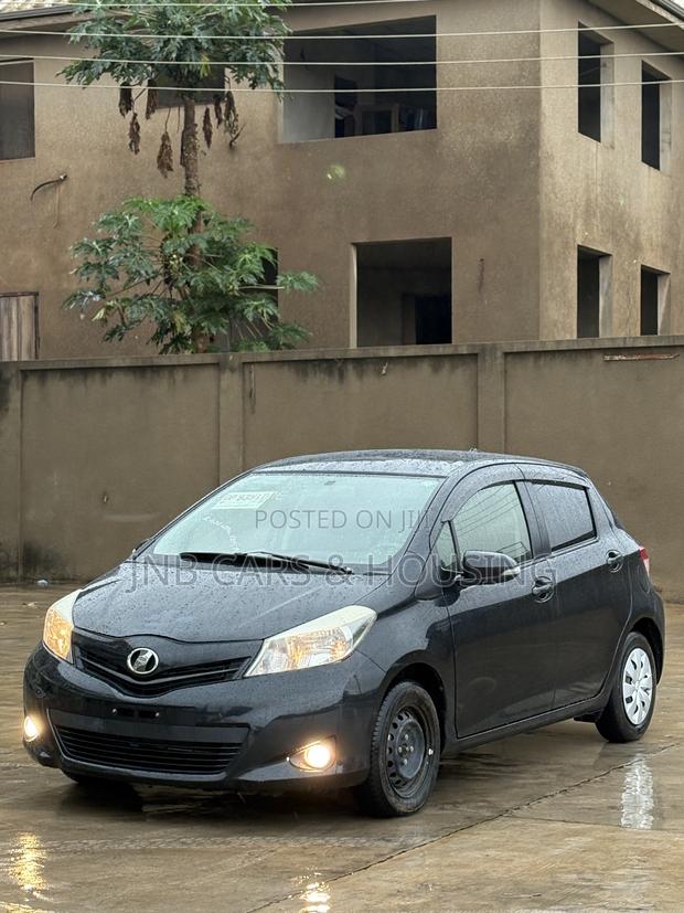 Toyota Vitz 1.0 FWD 3dr 2013 Black