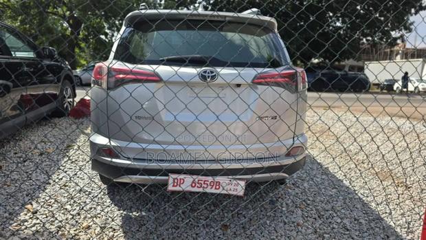 Toyota RAV4 2018 Silver photo 2