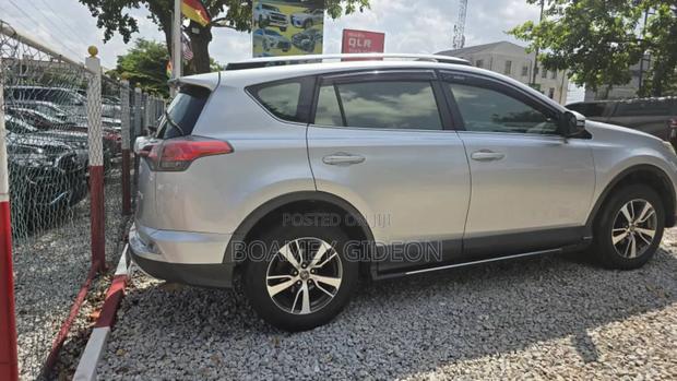 Toyota RAV4 2018 Silver photo 3