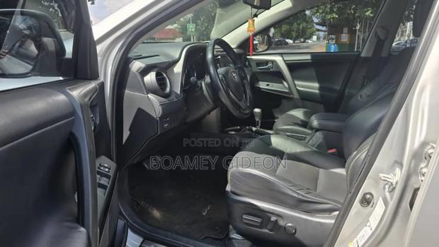 Toyota RAV4 2018 Silver photo 4