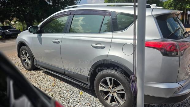 Toyota RAV4 2018 Silver photo 7