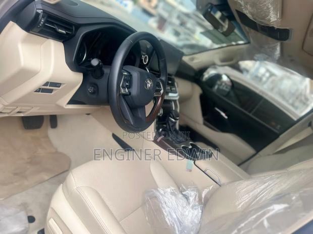 New Toyota Land Cruiser LC300 2025 Gray photo 2