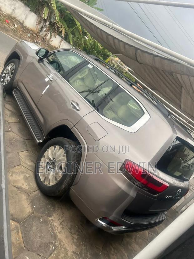 New Toyota Land Cruiser LC300 2025 Gray photo 3