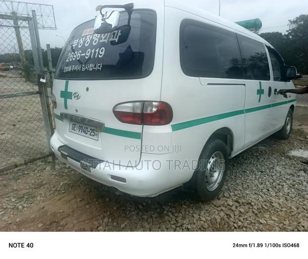 Hyundai Starex 2010 White photo 3