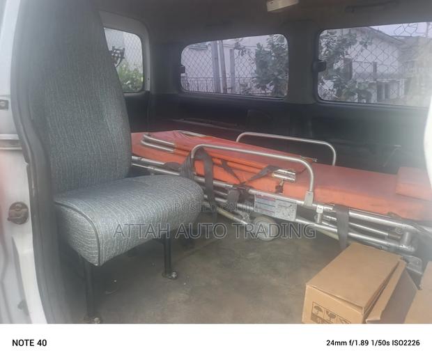 Hyundai Starex 2010 White photo 2