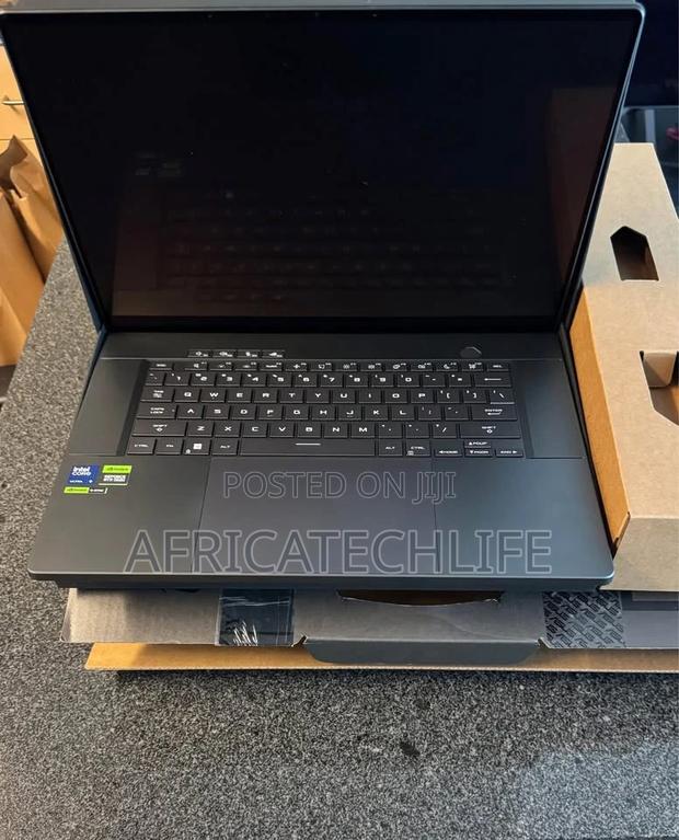 New Laptop Asus ROG Zephyrus G16 32GB Intel Core i9 SSD 2T · Photo 2