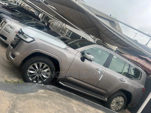 New Toyota Land Cruiser LC300 2025 Gray photo 4