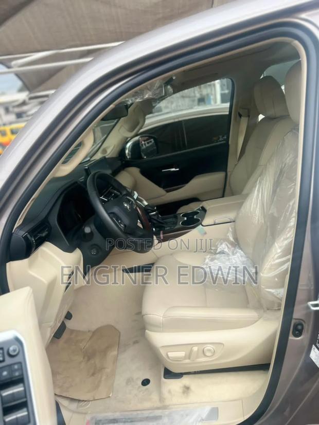 New Toyota Land Cruiser LC300 2025 Gray photo 6