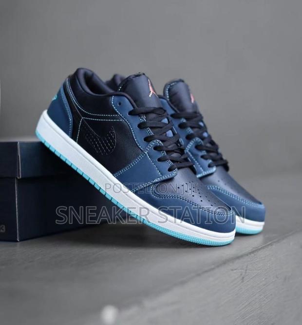Air Jordan 1 Low Se Black Dark Obsidian · Photo 4