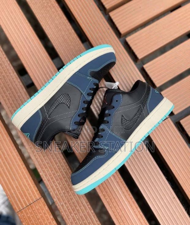 Air Jordan 1 Low Se Black Dark Obsidian · Photo 3