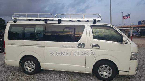 Toyota HiAce 2015 White photo 2