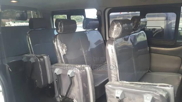 Toyota HiAce 2015 White photo 3