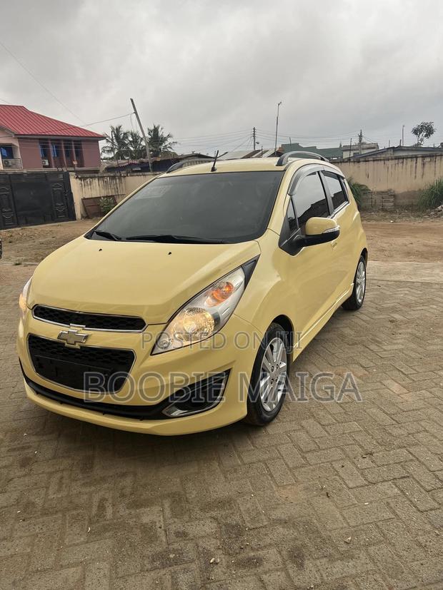 Chevrolet Spark 1LT 4dr Hatchback (1.2L 4cyl CVT) 2014 Yellow photo 2