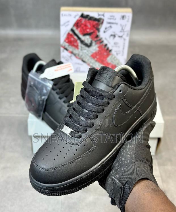 Nike Air Force 1 Unisex All Black · Photo 3