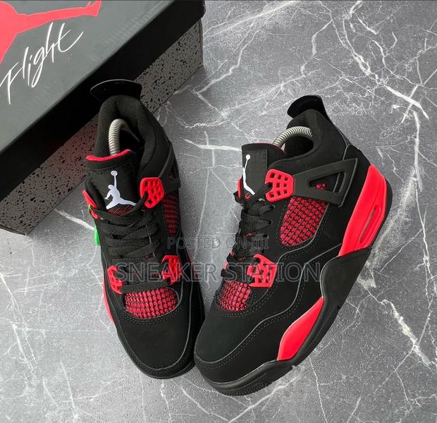 Air Jordan Retro 4 Thunder Fire · Photo 3