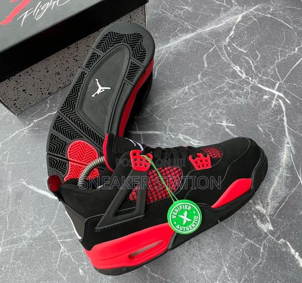 Air Jordan Retro 4 Thunder Fire · Photo 4