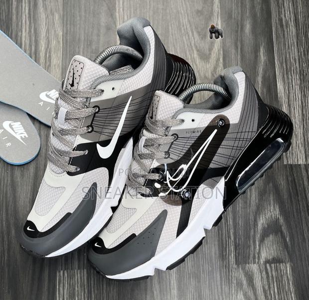 Nike Airmax Fly Wire Sneaker · Photo 3