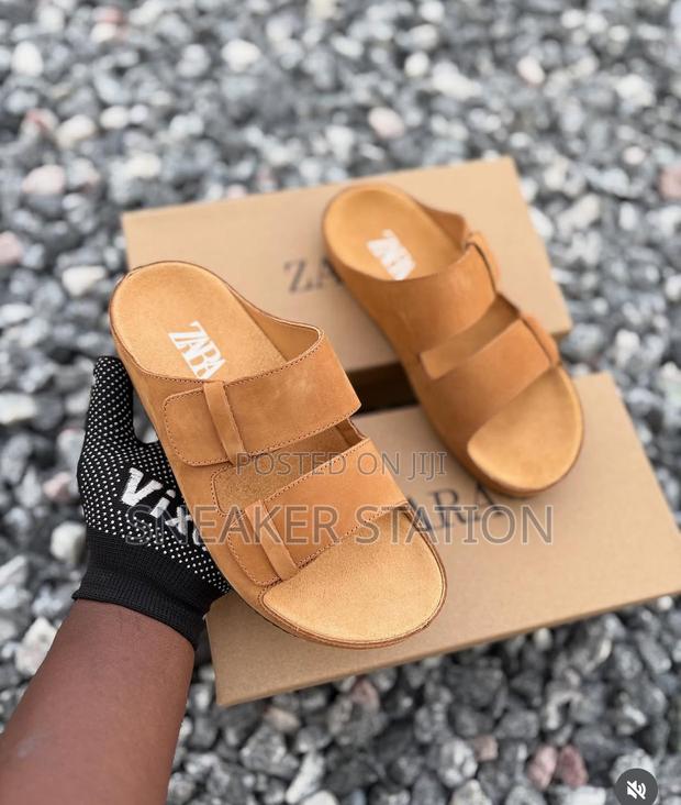 Authentic Zara Men’S Slides · Photo 3